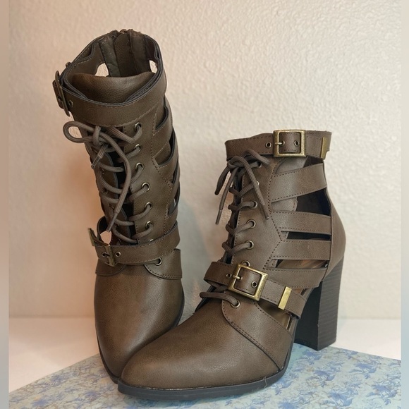 BAMBOO Shoes - Bamboo~NIB~Faux Leather Lace Up & Double Buckle Cage Style Ankle Boot~Size 10